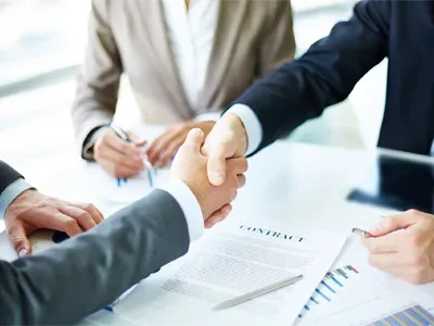 ارتداء الملابس العاكسة عند المشي ليلاً