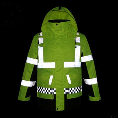 أصبحت السترات العاكسة ذات شعبية متزايدة