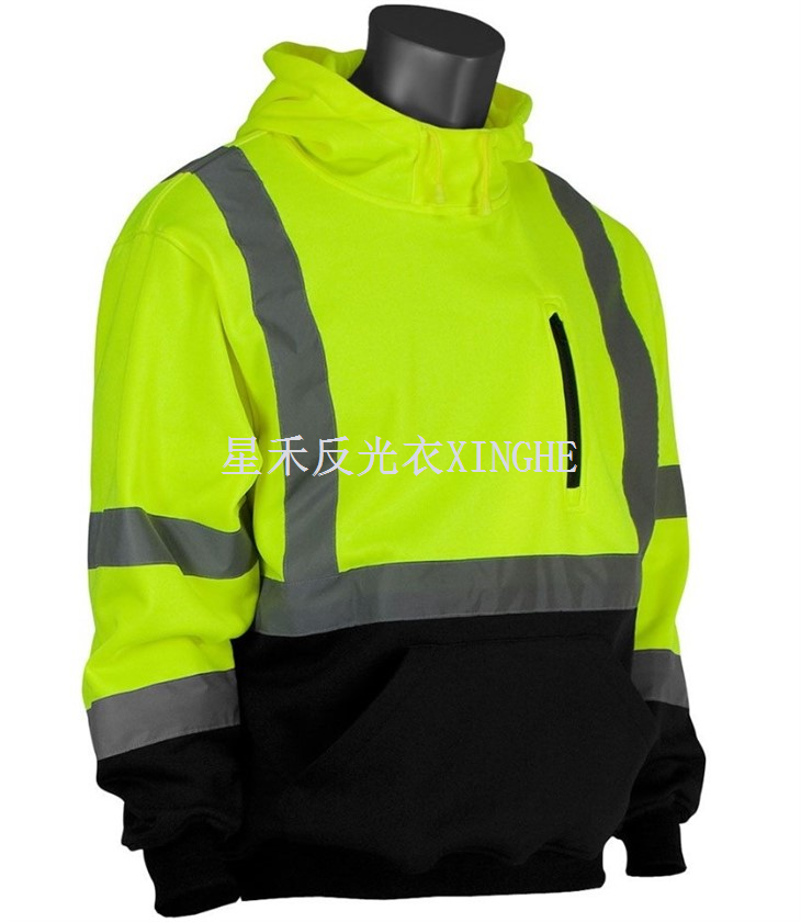 عاكس البلوز الأسود أسفل مقنعين السترة