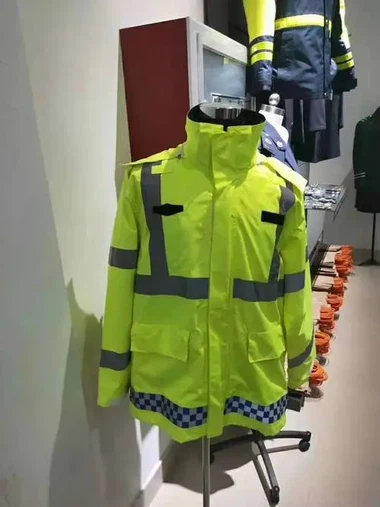 ما فائدة الملابس العاكسة للسلامة؟