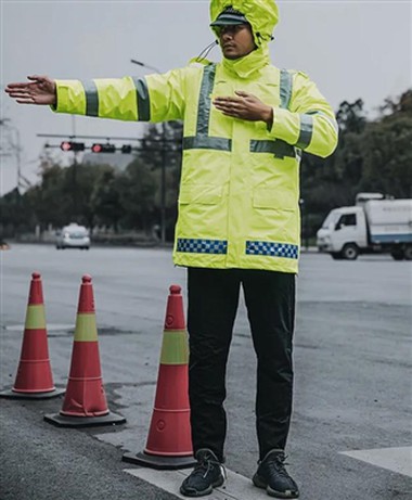 ما هو معطف واق من المطر عاكس؟