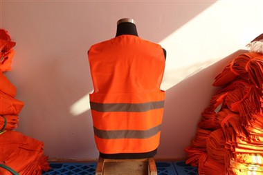 هل يؤثر تجفيف القمصان عالية الوضوح داخل المنزل على بريقها؟